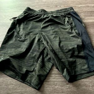 Men’s size small under armor sports shorts.